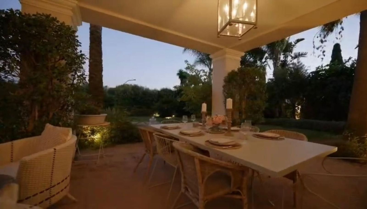 8 bedroom Villas for sale in Guadalmina Baja – R5104192