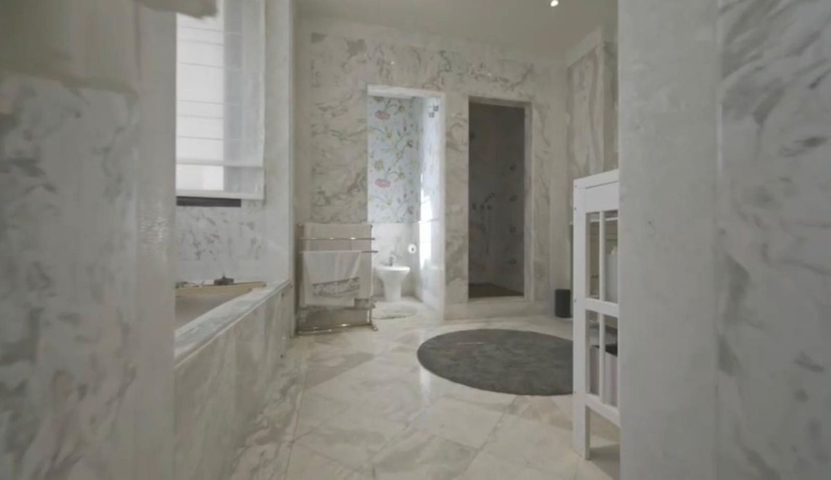 8 bedroom Villas for sale in Guadalmina Baja – R5104192