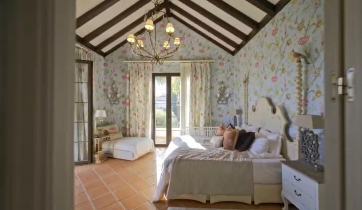 8 bedroom Villas for sale in Guadalmina Baja – R5104192