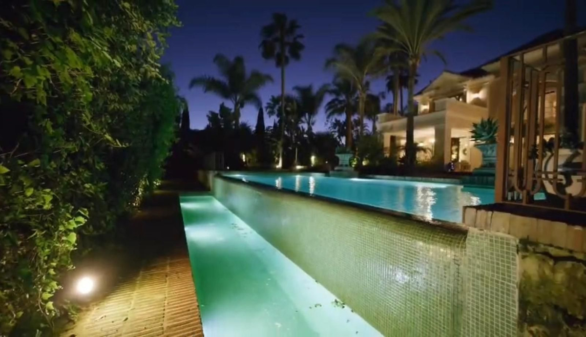 8 bedroom Villas for sale in Guadalmina Baja – R5104192