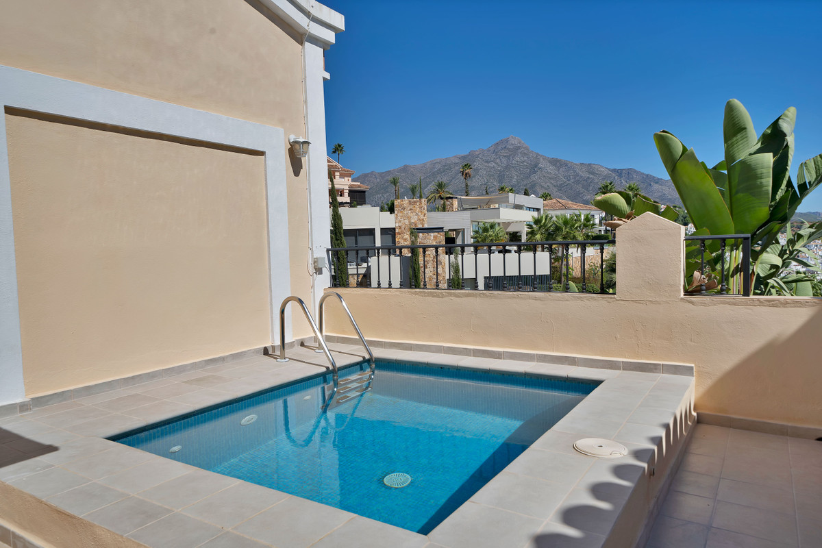 Adosados de 5 dormitorios en venta en Marbella – R5189632