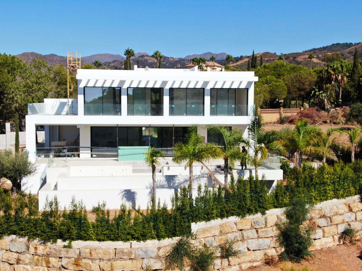Villas de 4 dormitorios en venta en Elviria – R4976098