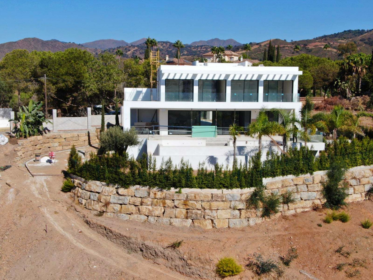 Villas de 4 dormitorios en venta en Elviria – R4976098