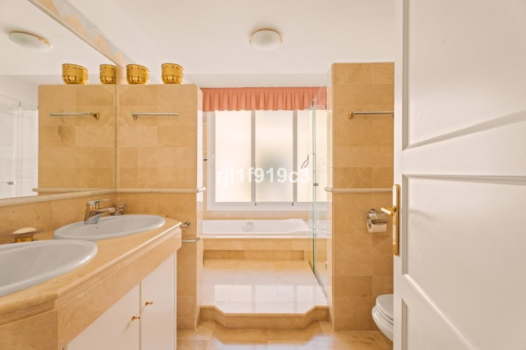 3 bedroom Apartments for sale in Elviria – R5186620