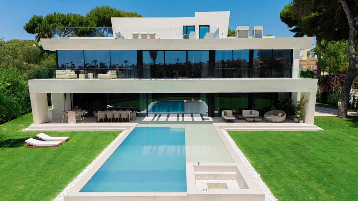 6 bedroom Villas for sale in Los Monteros – R5182747