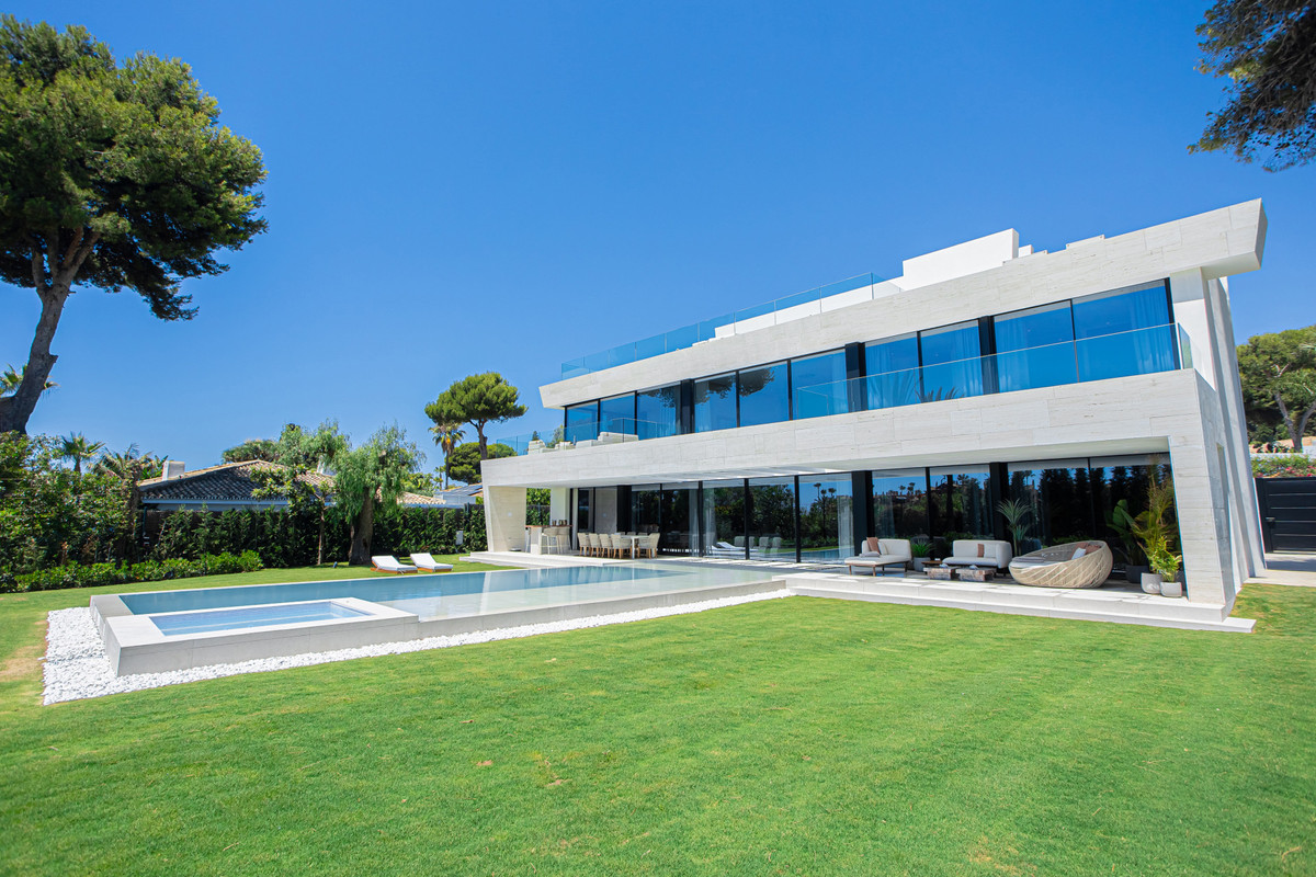 6 bedroom Villas for sale in Los Monteros – R5182747