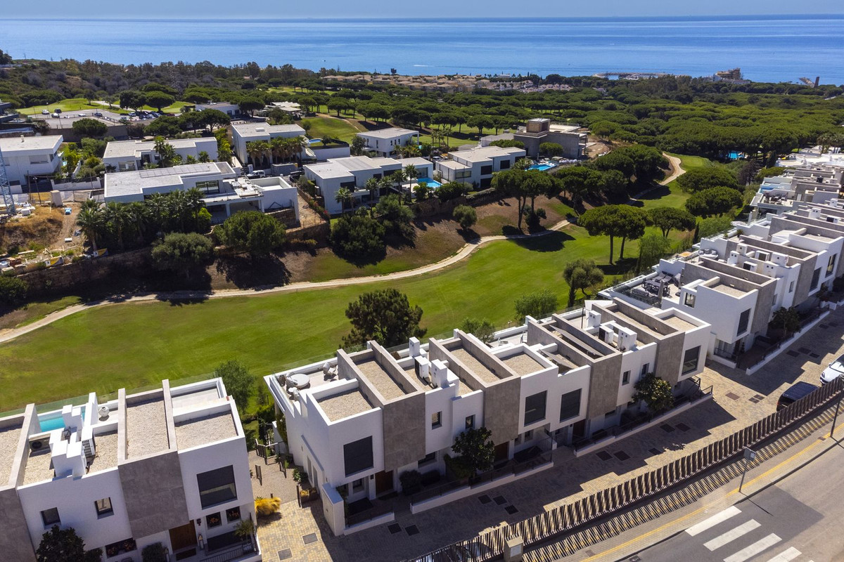 Adosados de 3 dormitorios en venta en Cabopino – R5155285