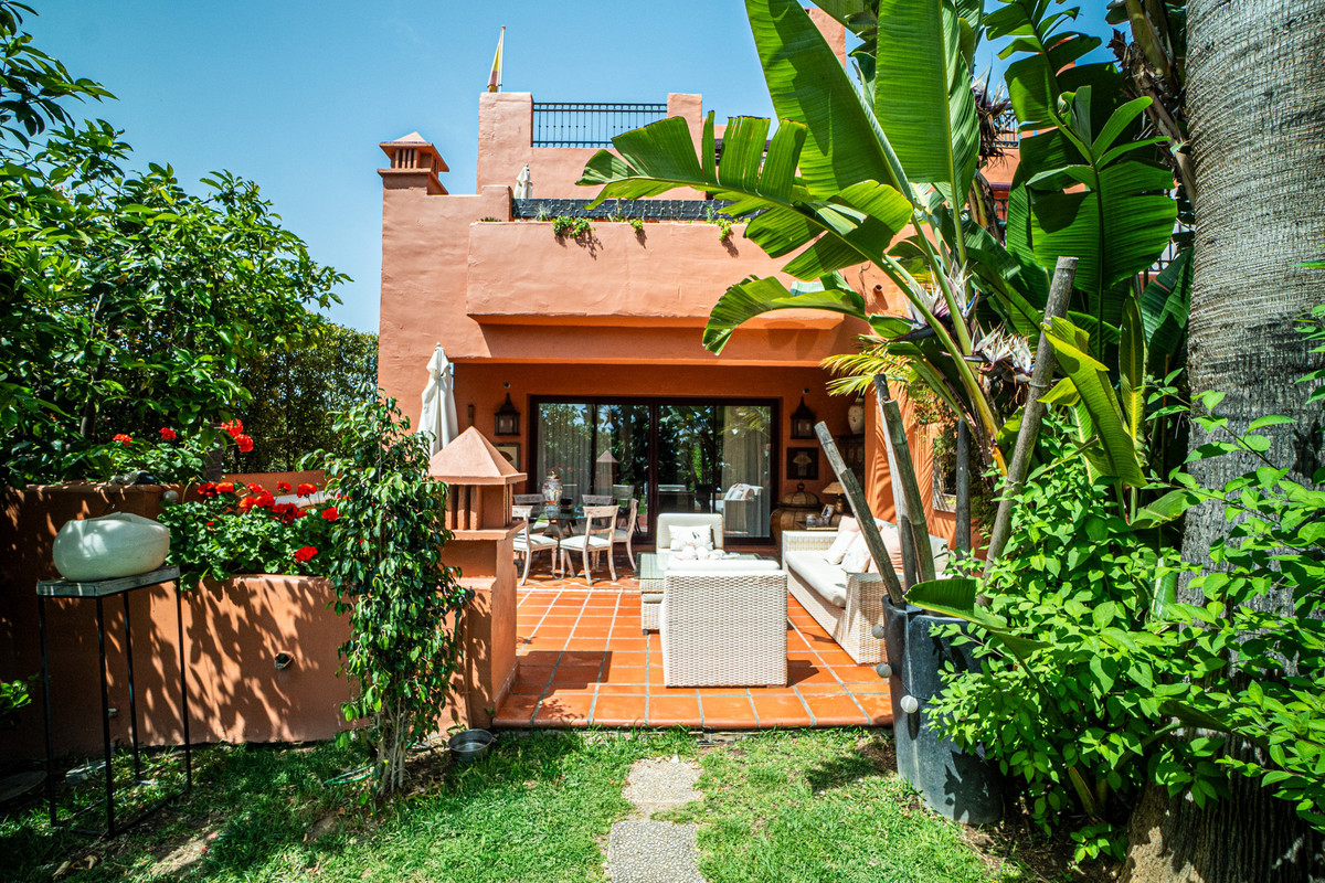 Adosados de 5 dormitorios en venta en Marbella – R5181520