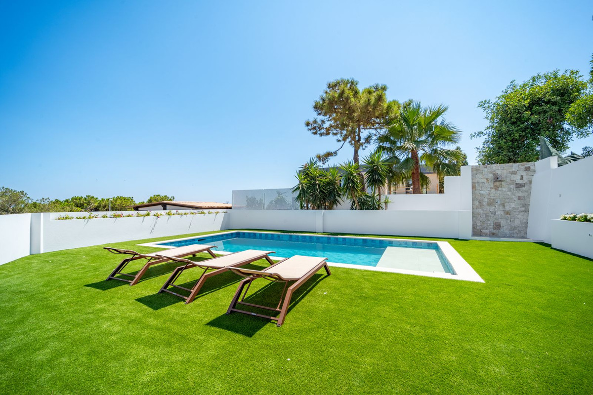 5 bedroom Villas for sale in La Cala de Mijas – R5123923
