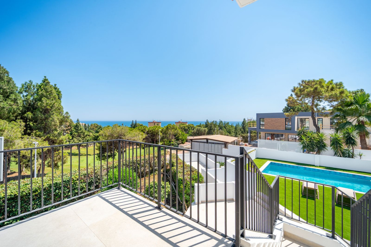 5 bedroom Villas for sale in La Cala de Mijas – R5123923