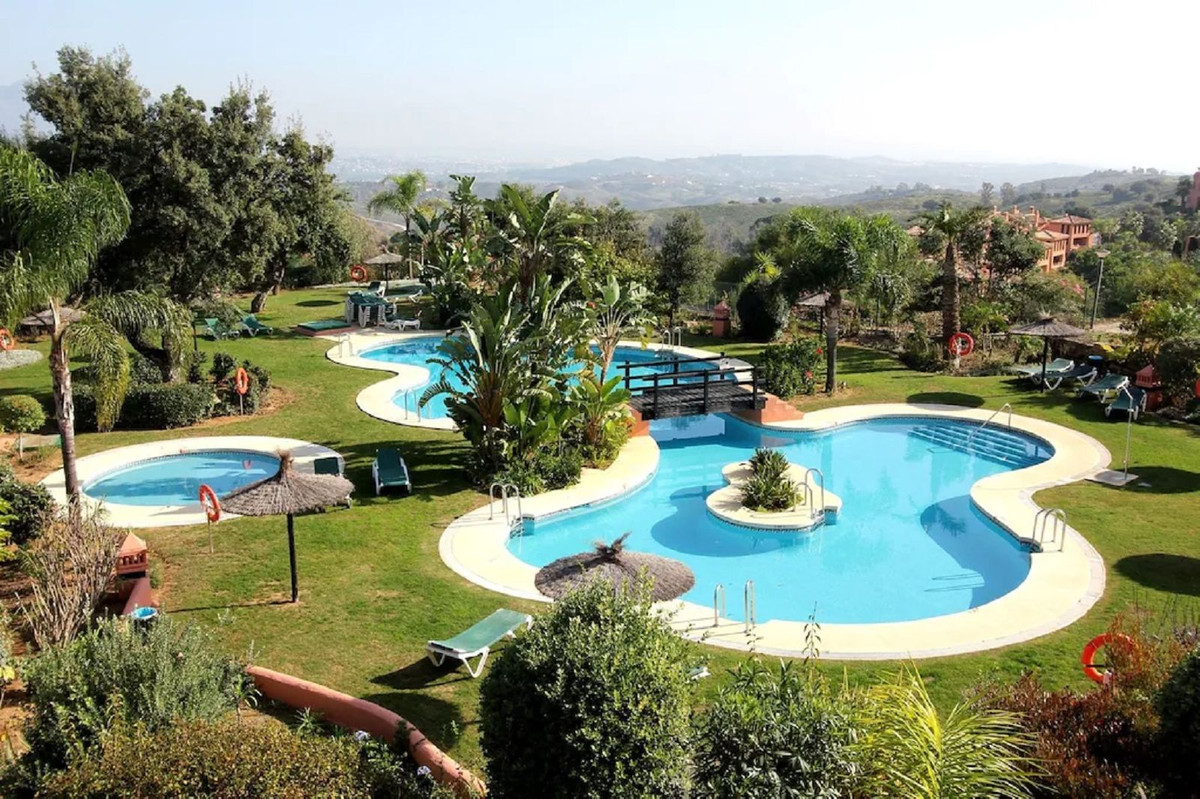Apartamentos de 2 dormitorios en venta en Elviria – R4831600