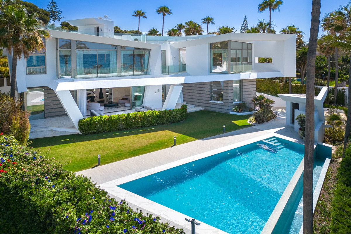 6 bedroom Villas for sale in Los Monteros – R5168896