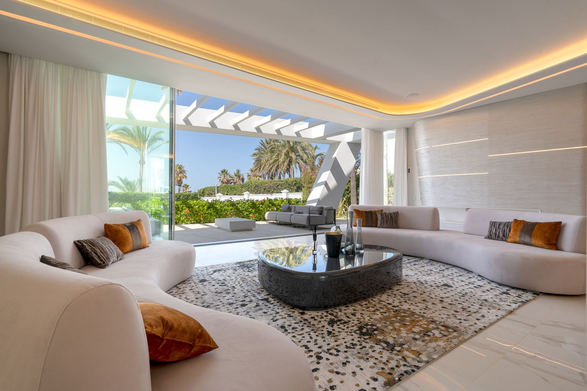 6 bedroom Villas for sale in Los Monteros – R5168896