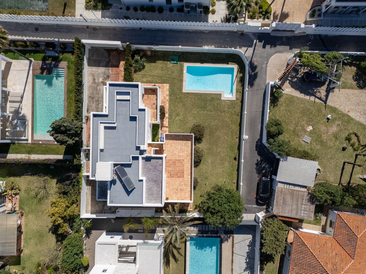 Villas de 5 dormitorios en venta en Marbesa – R5009773