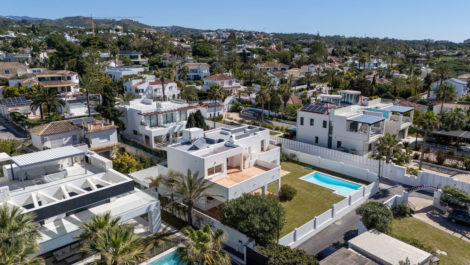 Villas de 5 dormitorios en venta en Marbesa – R5009773