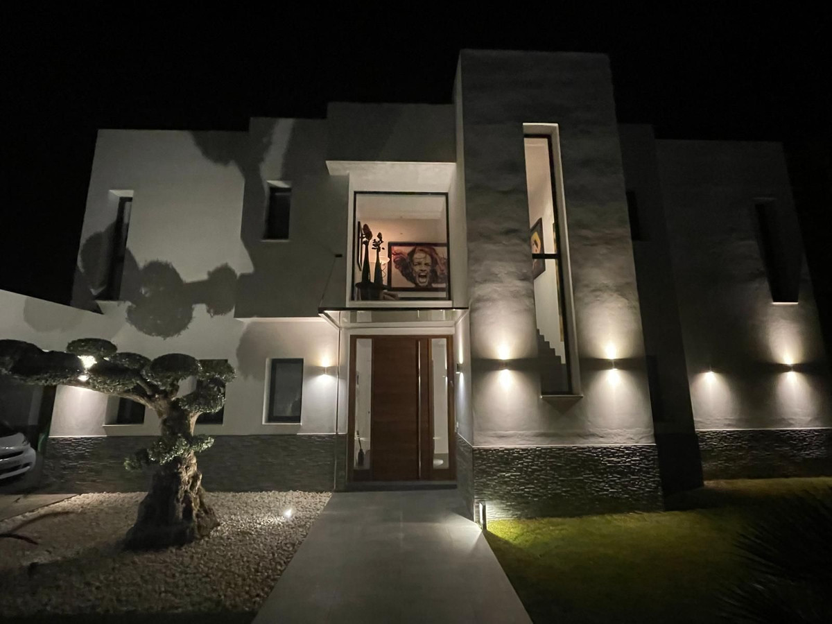 4 bedroom Villas for sale in Nueva Milla de Oro – R4828363