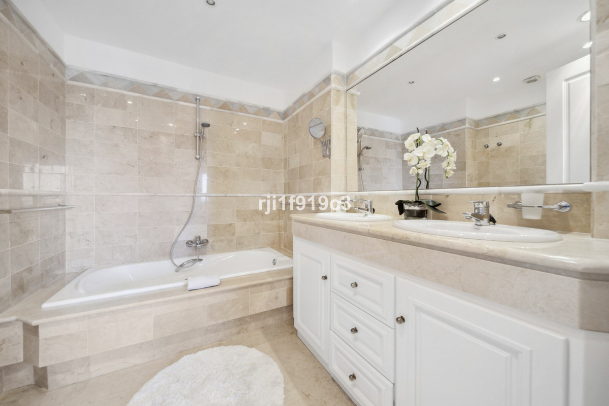 Apartamentos de 2 dormitorios en venta en Elviria Hills – R4994593