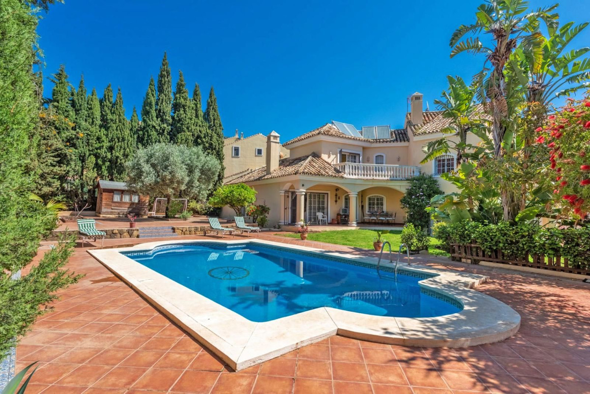 Villas de 8 dormitorios en venta en Marbella – R5181184