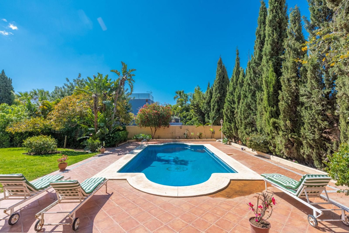 Villas de 8 dormitorios en venta en Marbella – R5181184