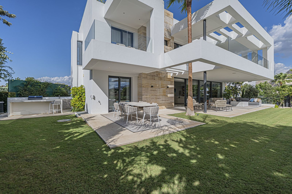 5 bedroom Villas for sale in Milla de Oro – R5172739