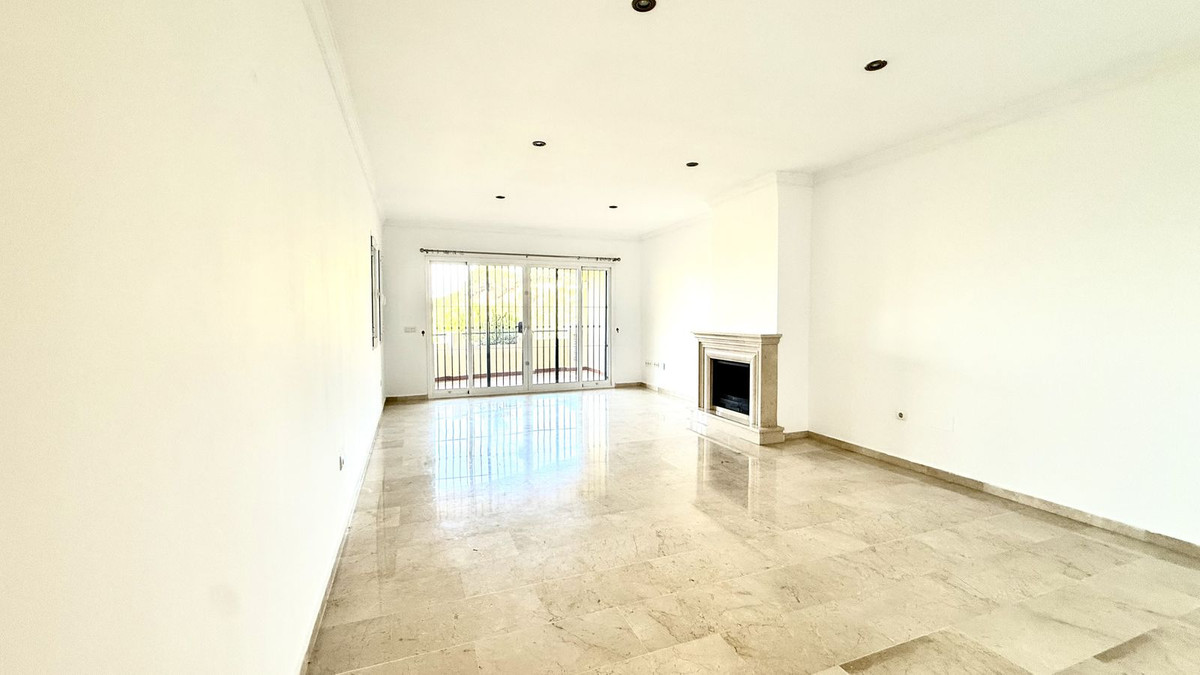 2 bedroom Apartments for sale in Elviria – R5183212