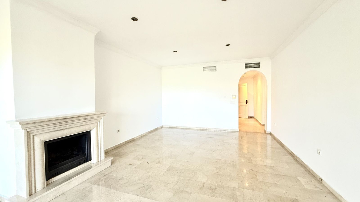 2 bedroom Apartments for sale in Elviria – R5183212