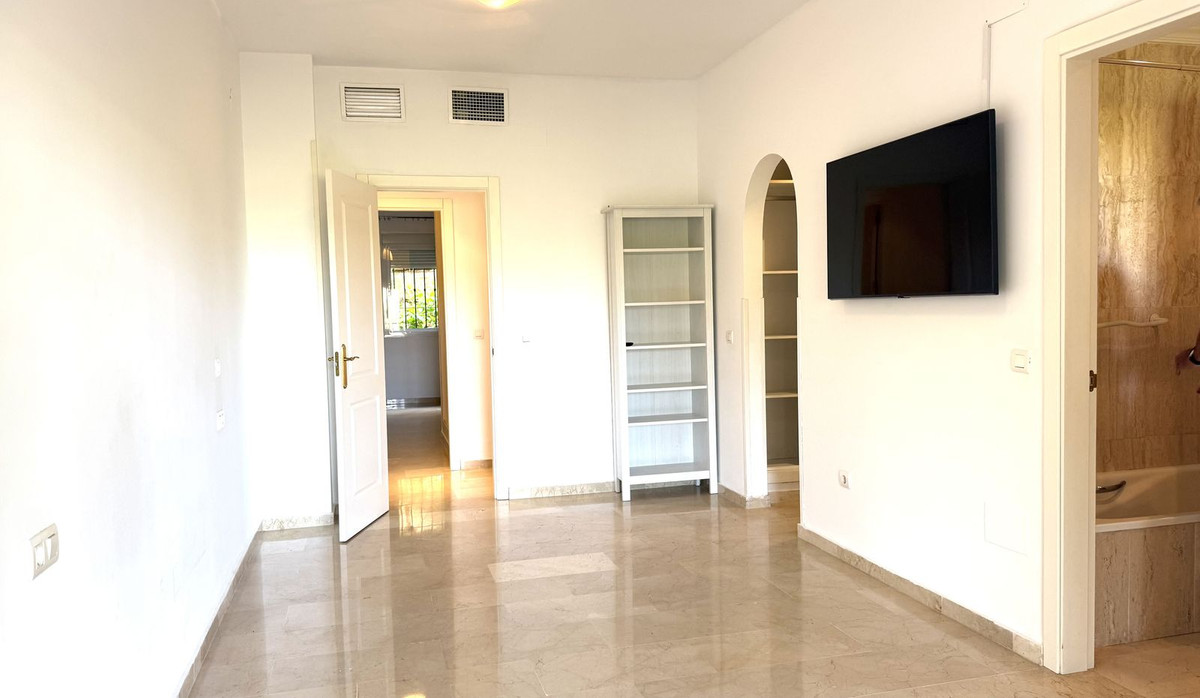 2 bedroom Apartments for sale in Elviria – R5183212
