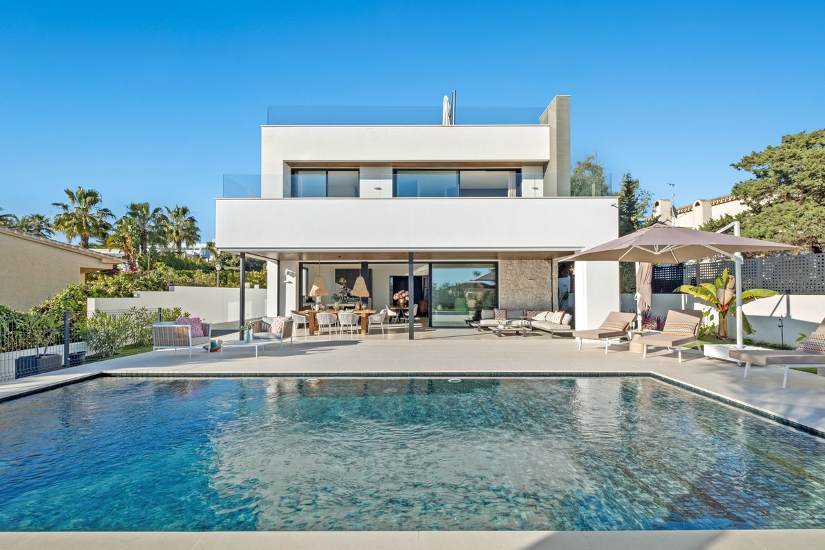 4 bedroom Villas for sale in Marbesa – R4975825