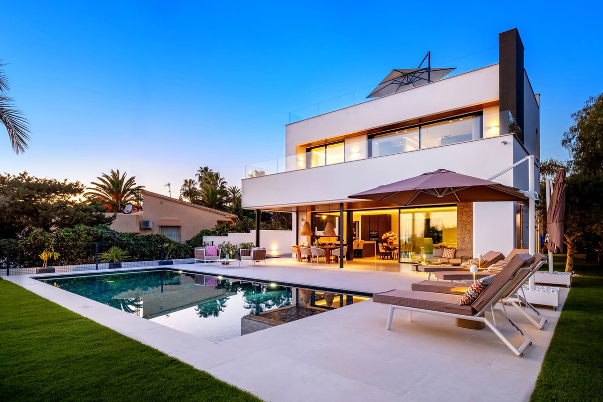 4 bedroom Villas for sale in Marbesa – R4975825
