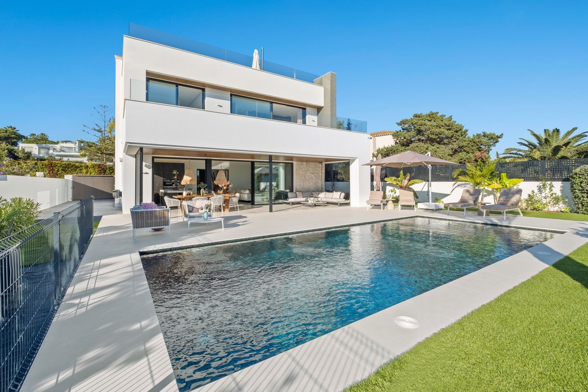 4 bedroom Villas for sale in Marbesa – R4975825
