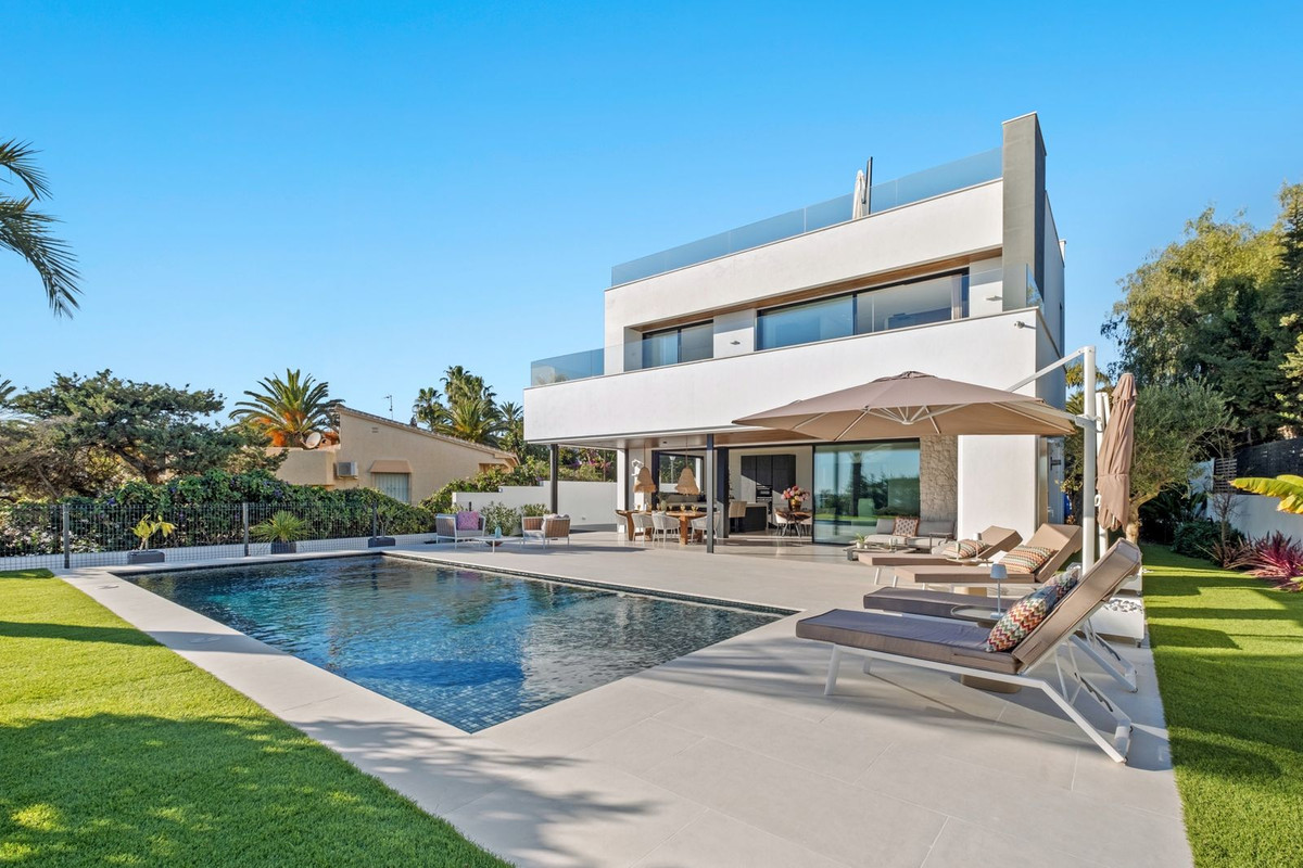 4 bedroom Villas for sale in Marbesa – R4975825