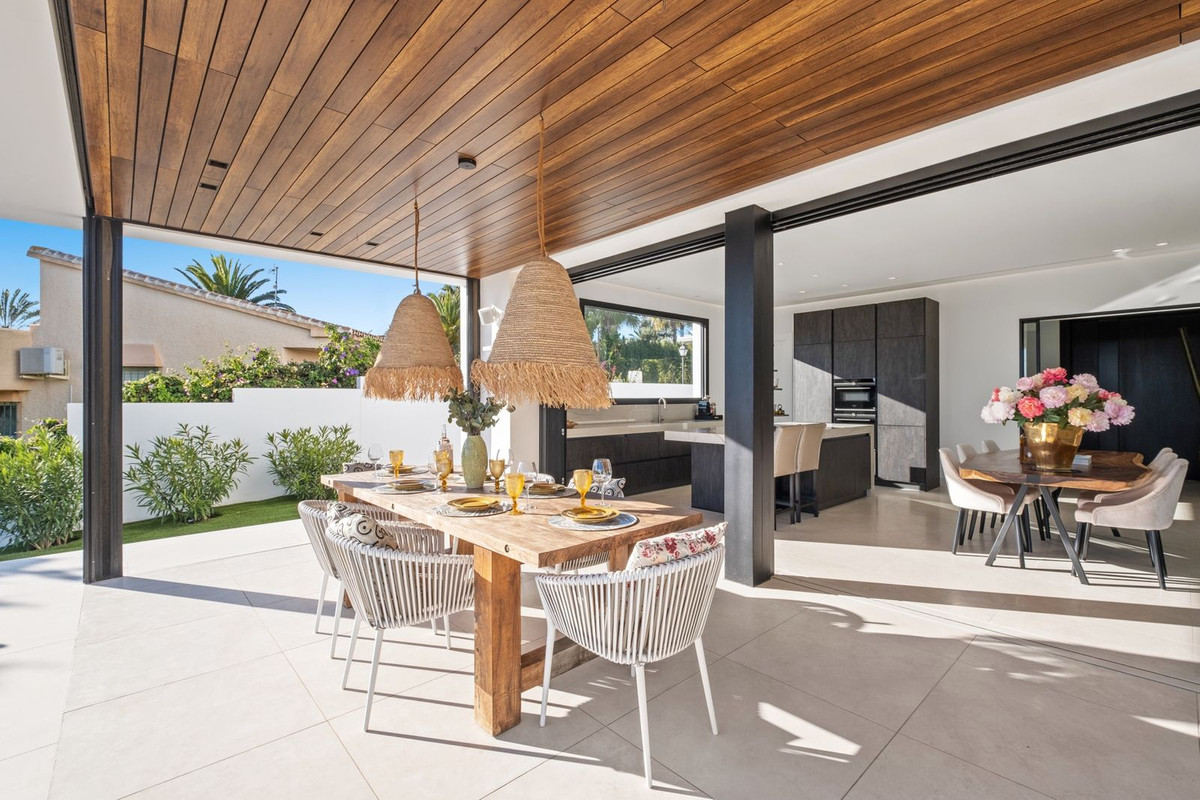 4 bedroom Villas for sale in Marbesa – R4975825