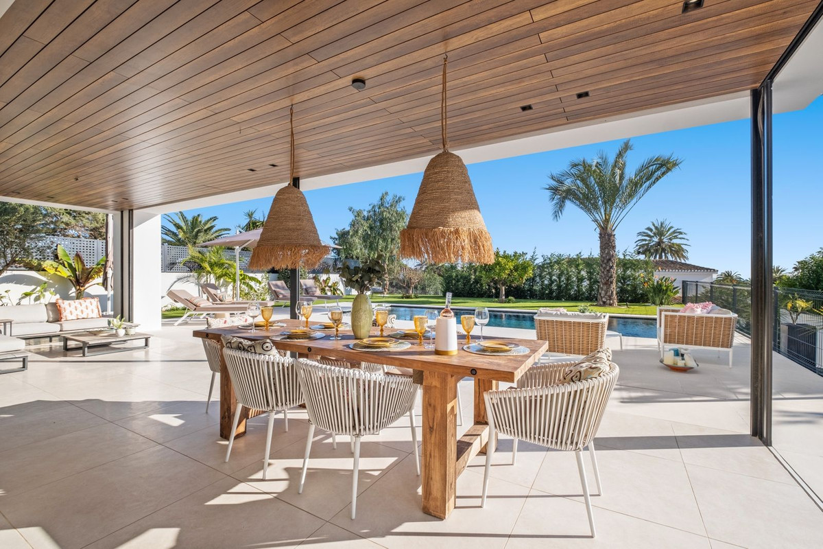 4 bedroom Villas for sale in Marbesa – R4975825