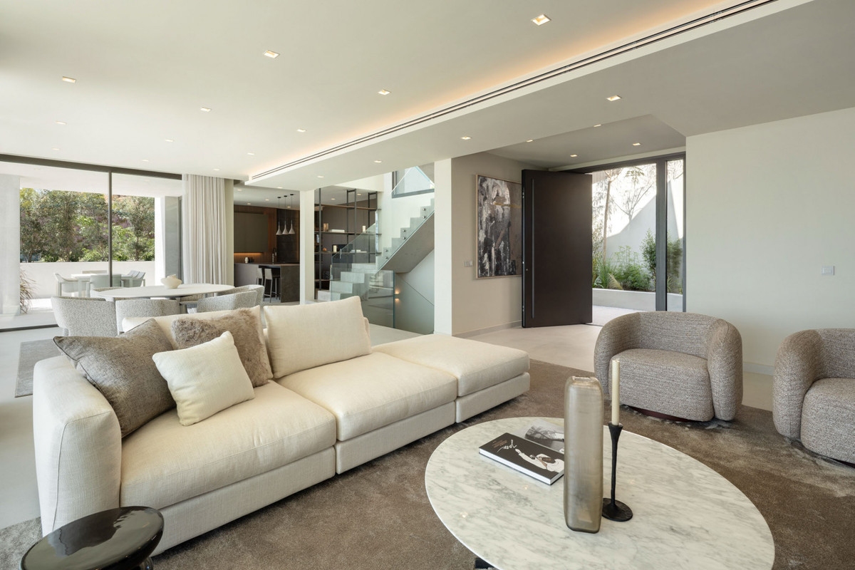 5 bedroom Villas for sale in Los Flamingos – R5200333