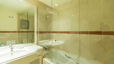 Apartamentos de 3 dormitorios en venta en Marbella – R5203231