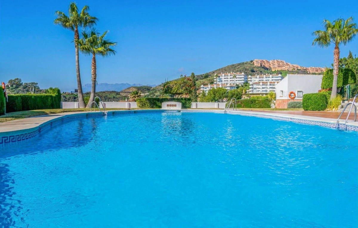 Apartamentos de 2 dormitorios en venta en Calahonda – R5186026