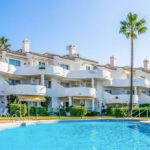 Apartamentos de 2 dormitorios en venta en Calahonda – R5186026