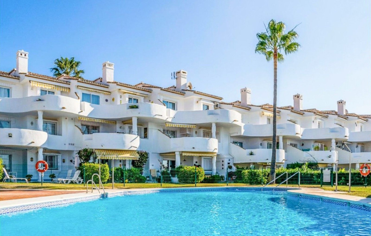 Apartamentos de 2 dormitorios en venta en Calahonda – R5186026