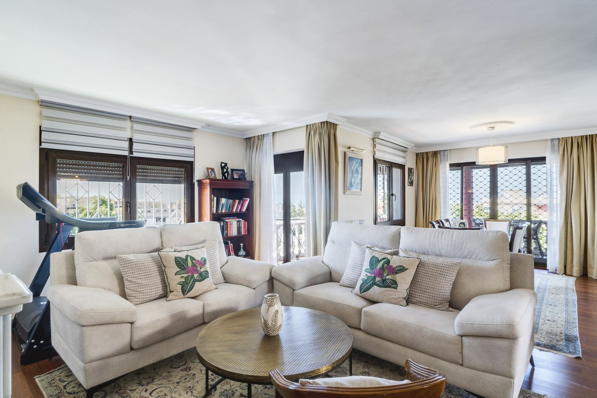 6 bedroom Villas for sale in Marbella – R5199373