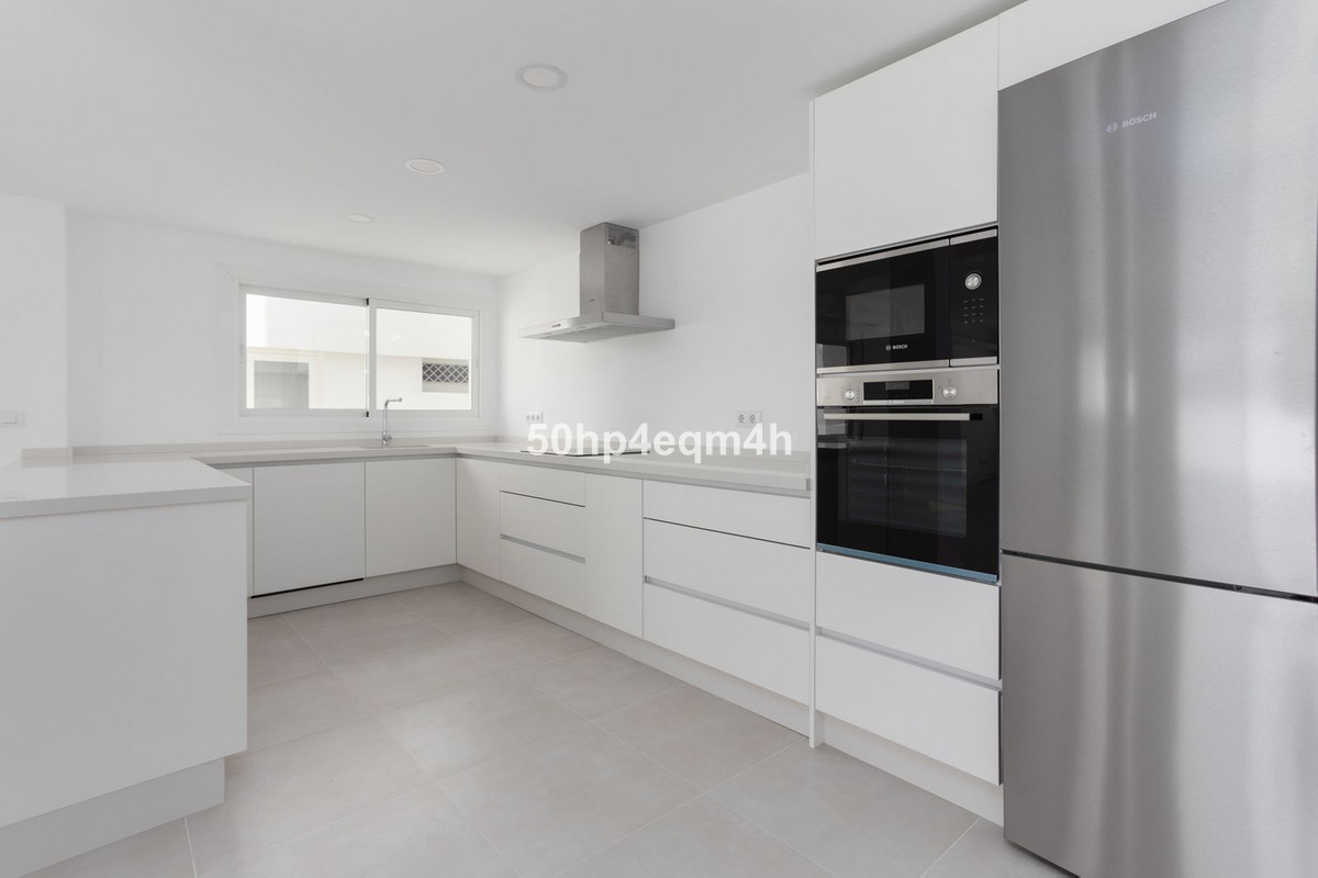 4 bedroom Apartments for sale in Guadalmina Baja – R5060710