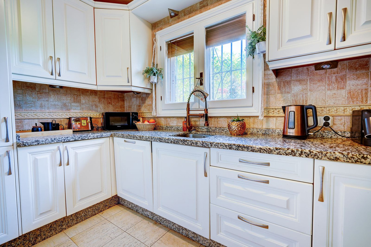 4 bedroom Villas for sale in Calahonda – R5008273