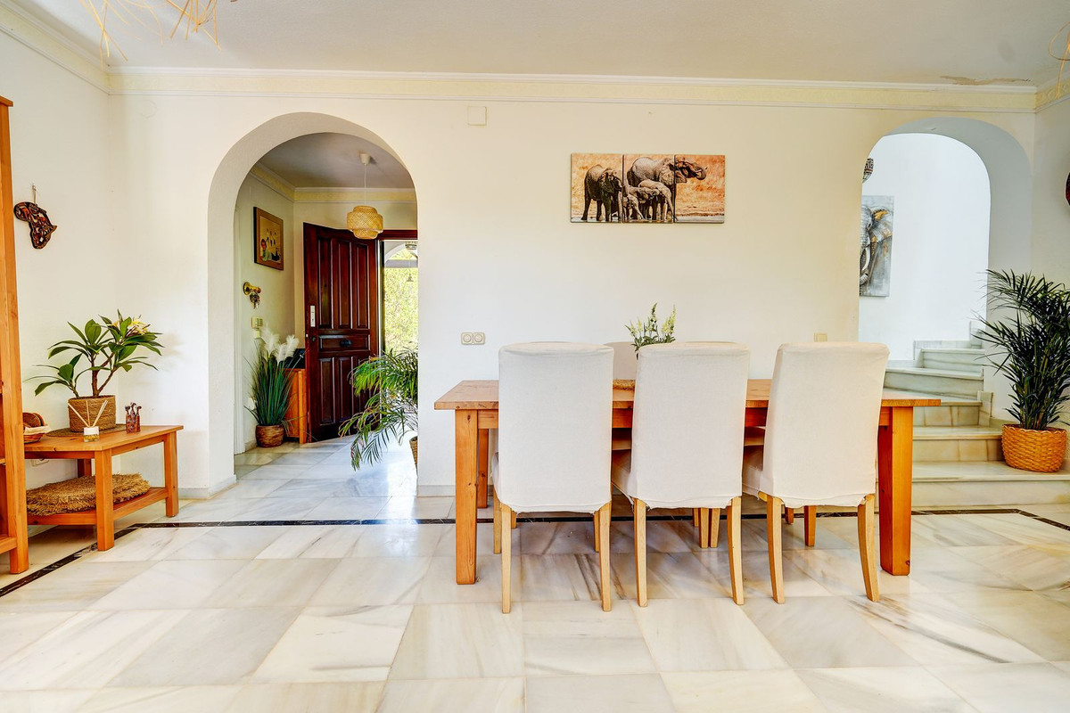 4 bedroom Villas for sale in Calahonda – R5008273