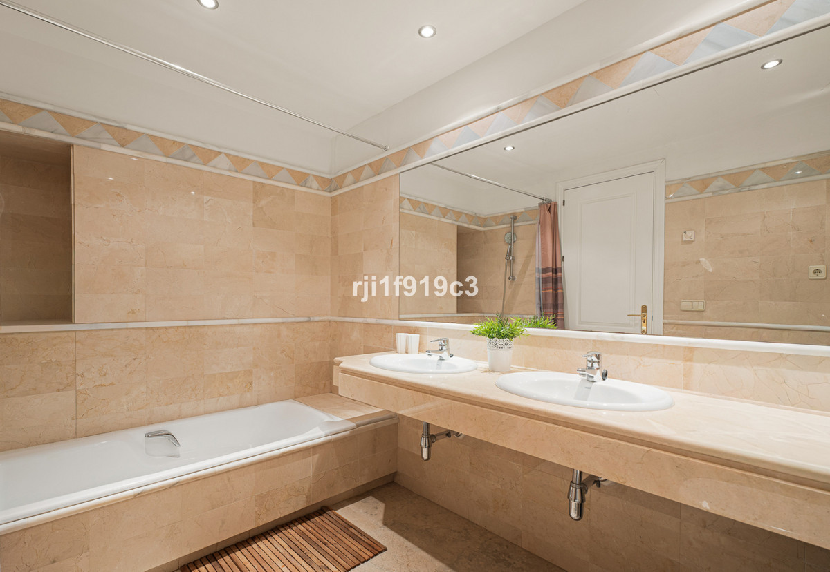 2 bedroom Apartments for sale in Elviria Hills – R5169823