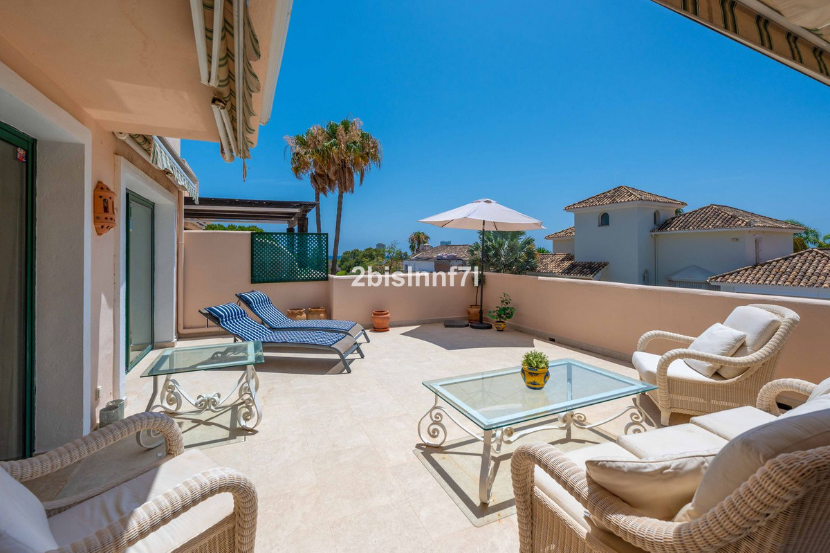 Apartamentos de 3 dormitorios en venta en Elviria – R4988023