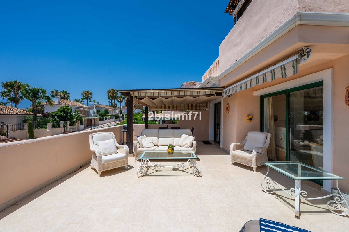 Apartamentos de 3 dormitorios en venta en Elviria – R4988023