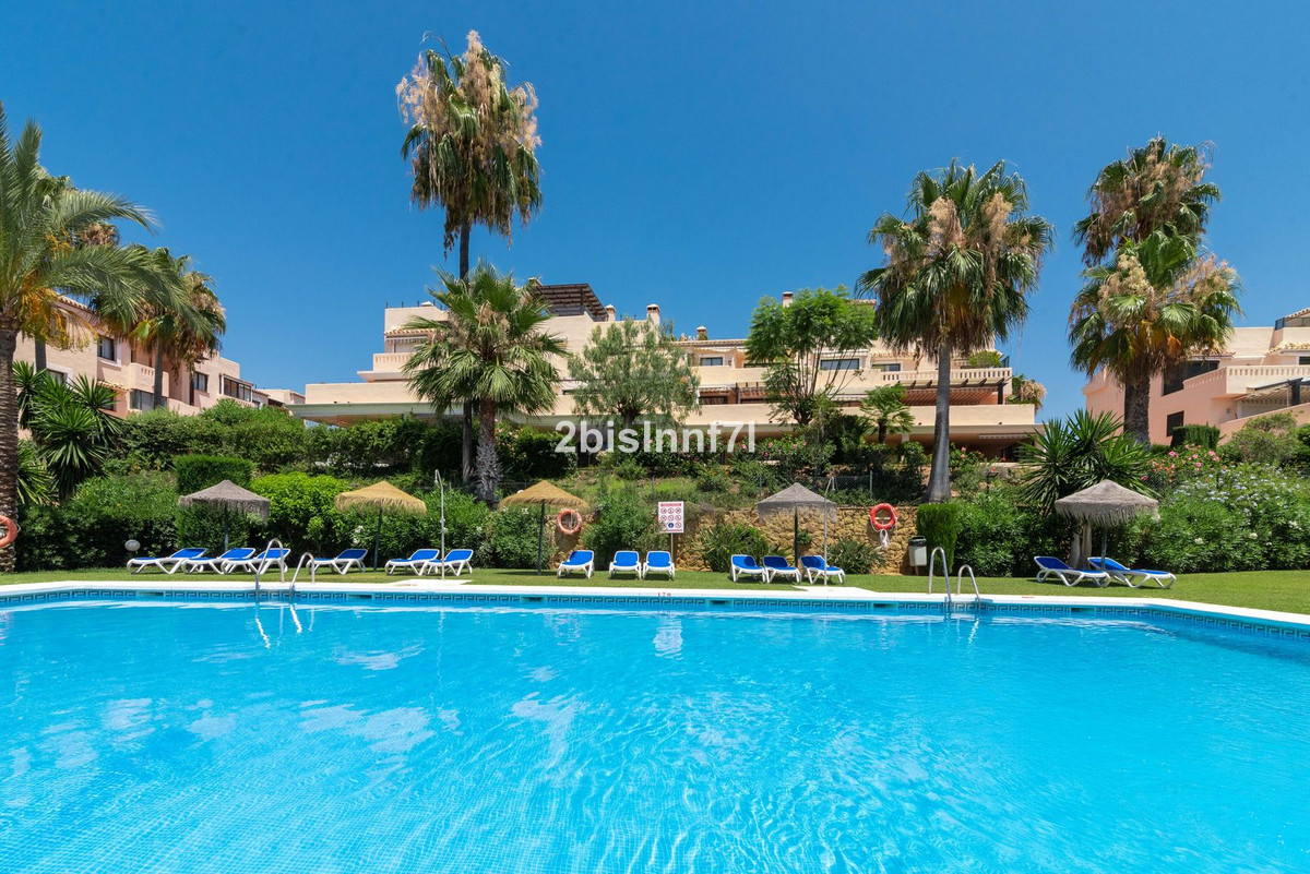Apartamentos de 3 dormitorios en venta en Elviria – R4988023