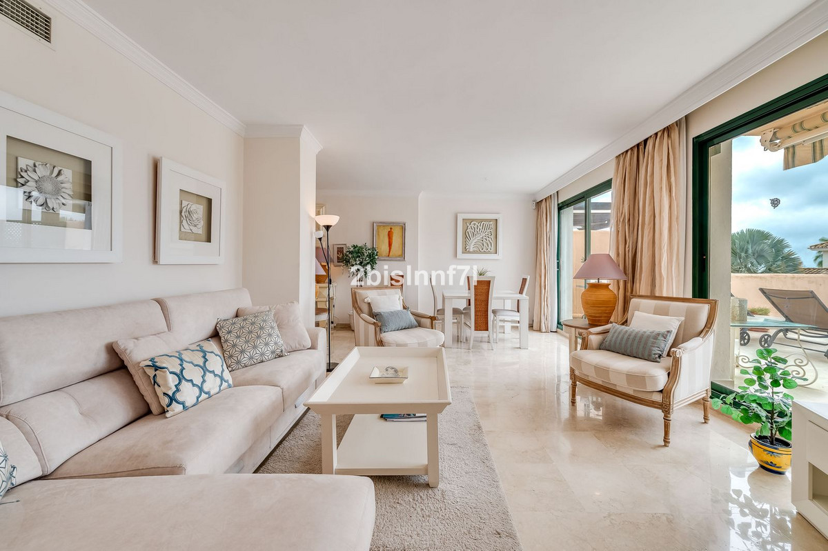 Apartamentos de 3 dormitorios en venta en Elviria – R4988023