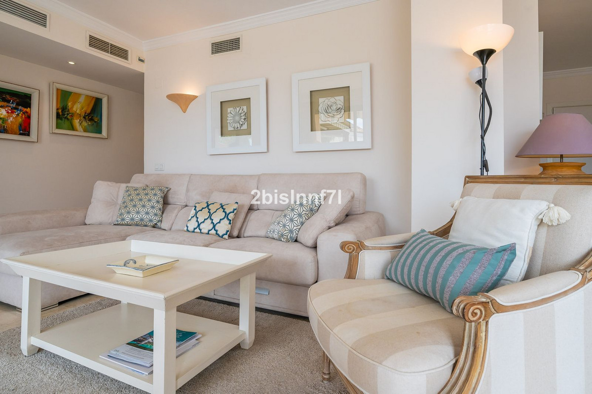 Apartamentos de 3 dormitorios en venta en Elviria – R4988023