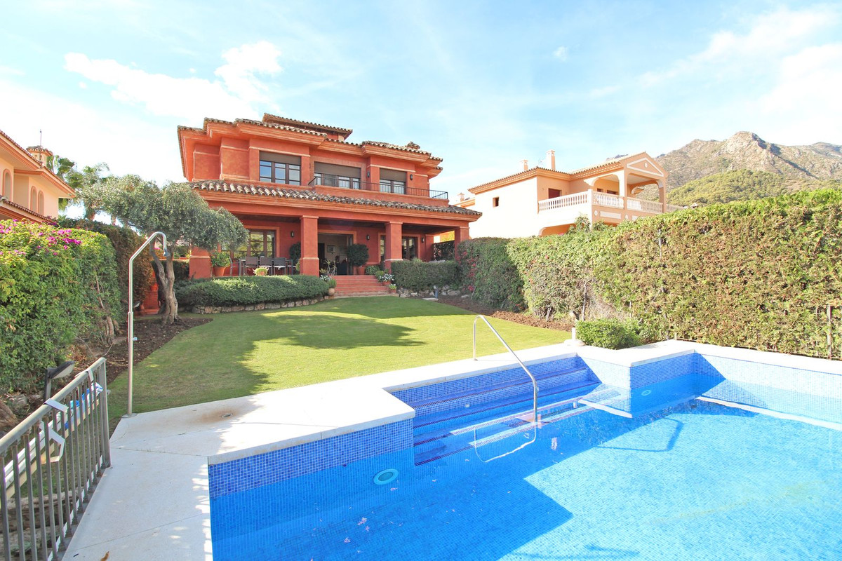 5 bedroom Villas for sale in Marbella – R4194424