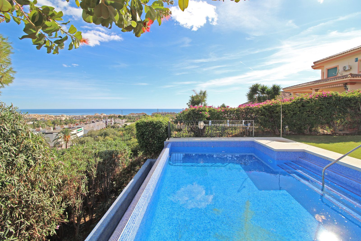 5 bedroom Villas for sale in Marbella – R4194424